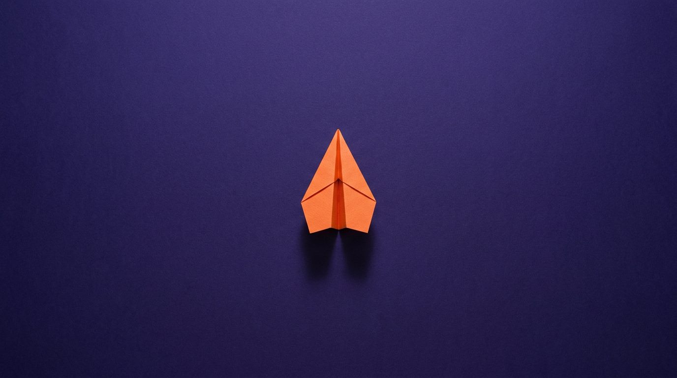 Avião de papel laranja